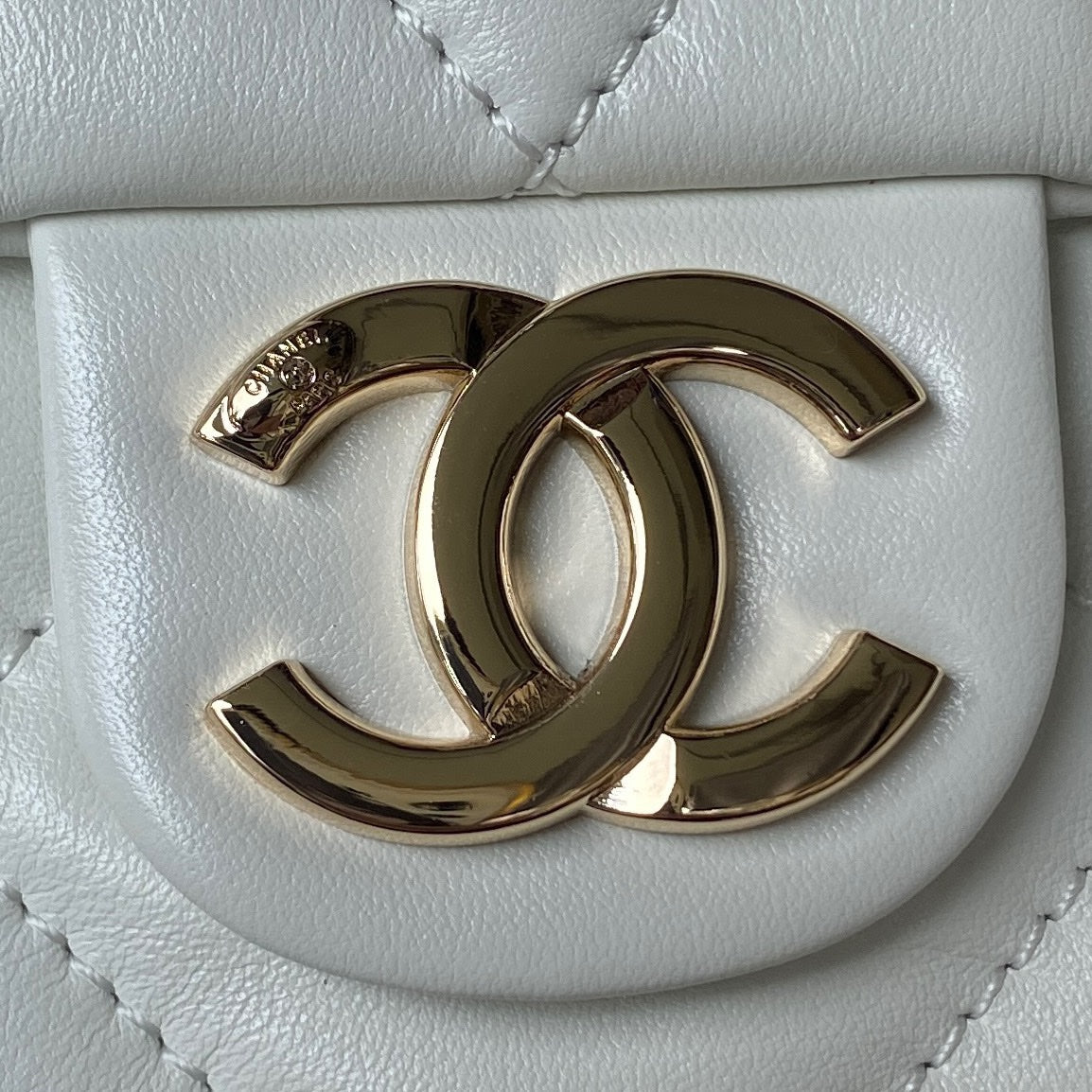 CHANEL 19 TOTE 33CM WHITE LAMBSKIN GOLD HARDWARE