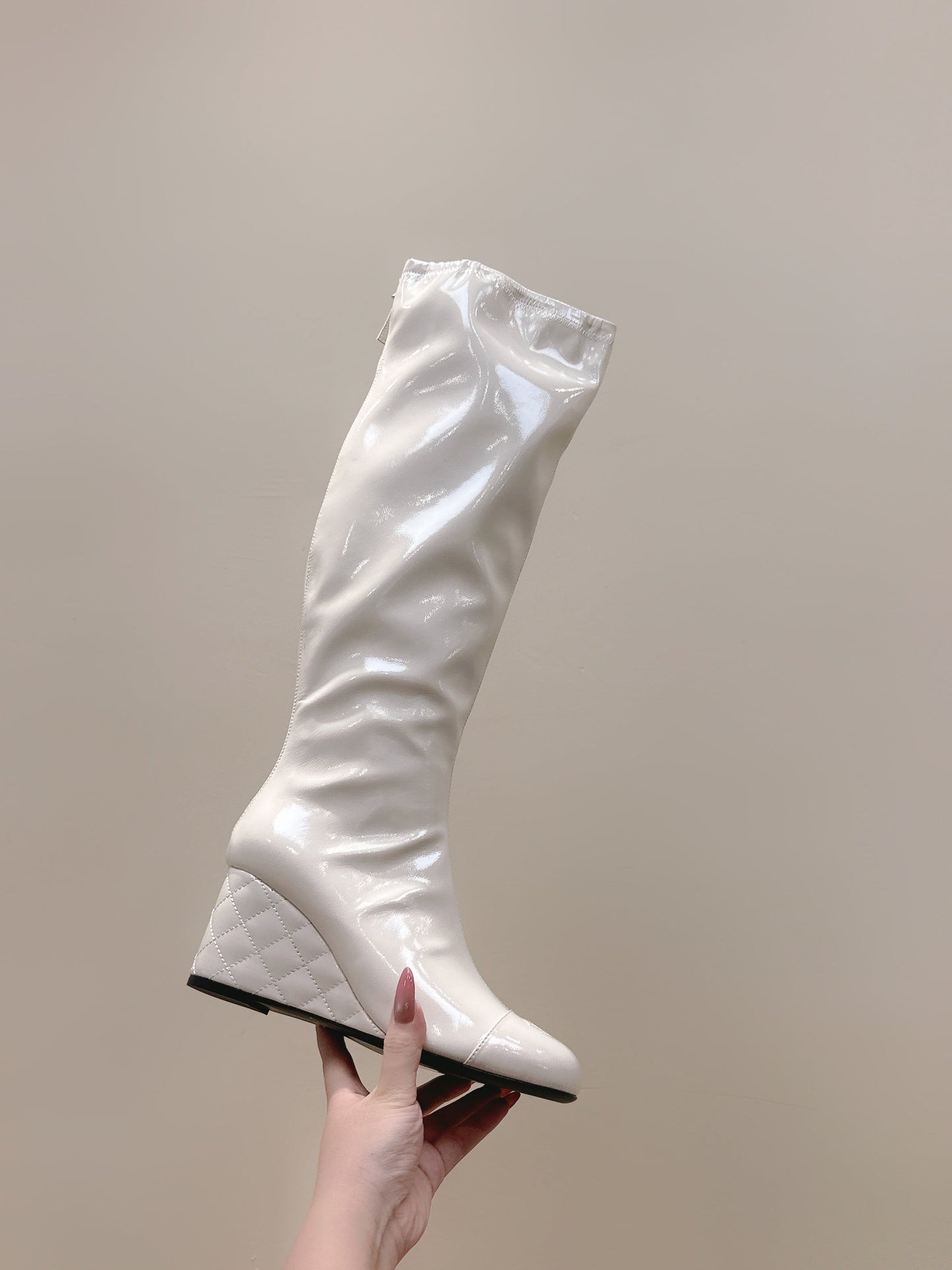 CHANEL 25S KNEE-HIGH BOOTS 60MM IN WHITE PATENT CALFSKIN WEDGE HEELS