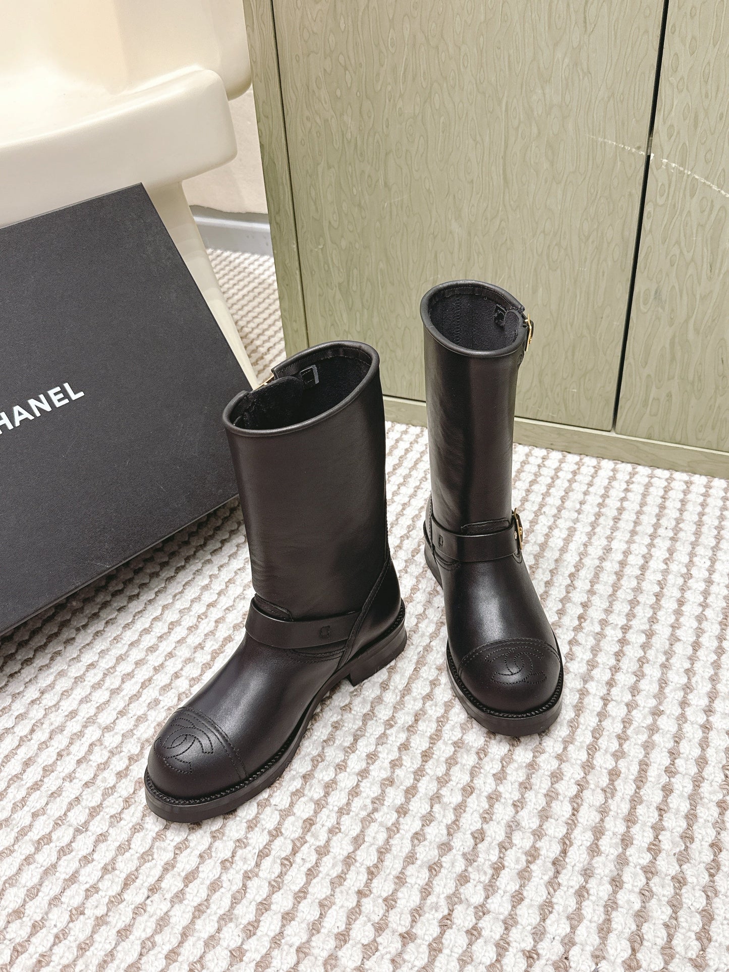 CHANEL 25S CALF-HIGH CHELSEA BOOTS IN BLACK CALFSKIN GOLD HARDWARE