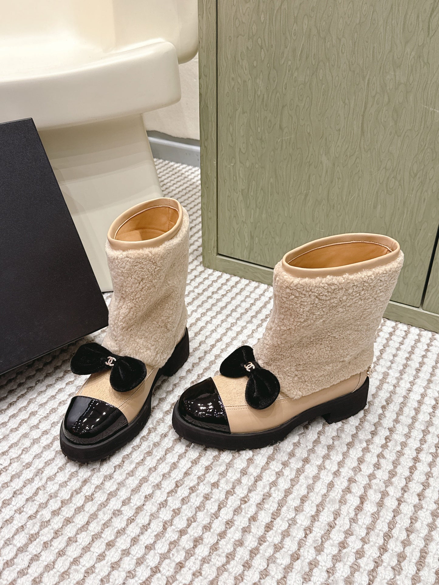 CHANEL 25S ANKLE BOOTS IN BEIGE SHEARLING LAMBSKIN AND BLACK PATENT CALFSKIN