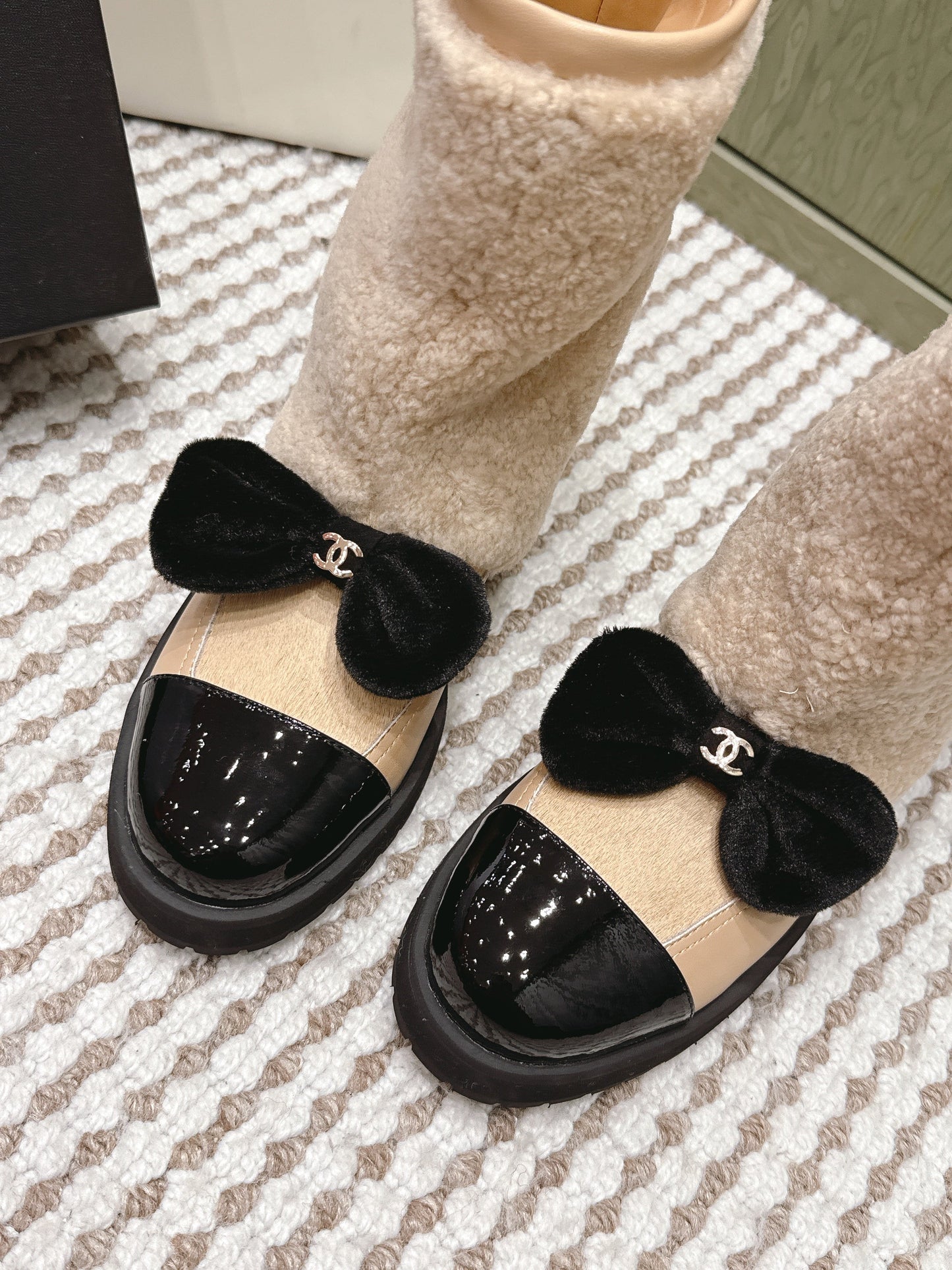 CHANEL 25S ANKLE BOOTS IN BEIGE SHEARLING LAMBSKIN AND BLACK PATENT CALFSKIN