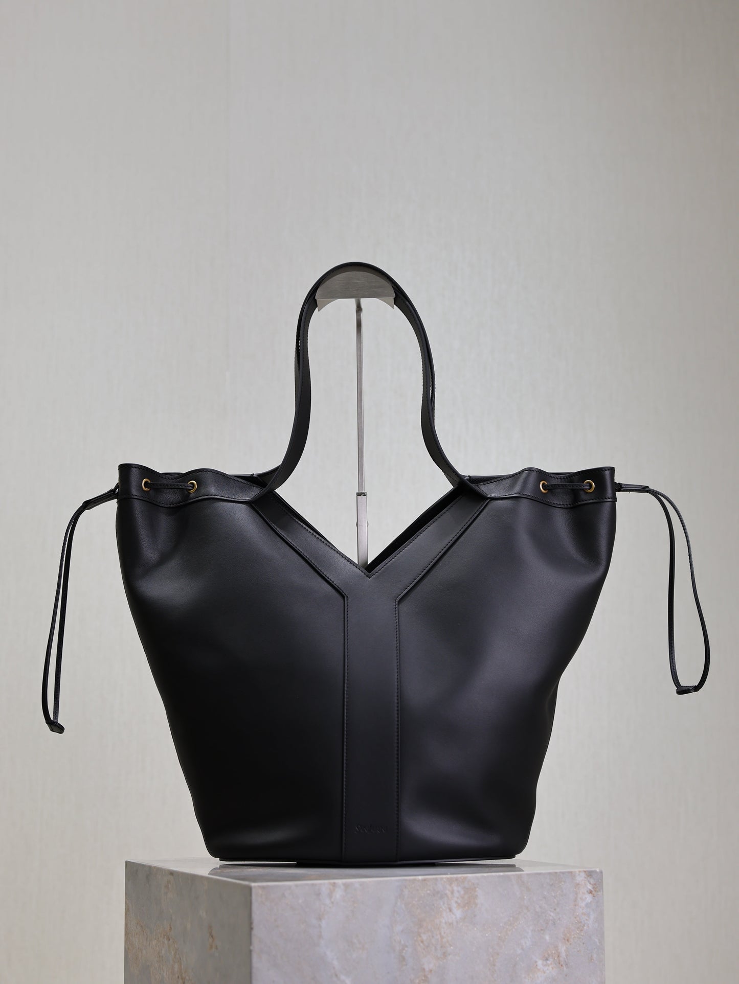 YSL 25S Y LARGE HOBO 50 IN BLACK CALFSKIN GOLD HARDWARE
